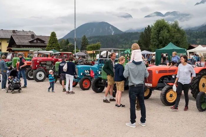 Großes Oldtimer-Traktoren-Treffen am Hauser Kaibling mit zahlreichen nostalgischen Schätzen zum Bestaunen und Probesitzen