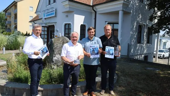 Landtagsabgeordneter Franz Fartek, Obmann und Bürgermeister Josef Ober, Geschäftsführer Stefan Theissl und Vorstandsmitglied und Bürgermeister Reinhold Ebner fordern auf, Wasser zu sparen