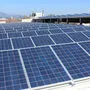 Eine von 60 PV-Anlagen in Klagenfurt am Dach des Parkhauses neben der Eishalle.	