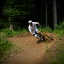 Ein Mountainbiker fährt durch eine Kurve.