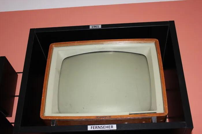 der Fernseher aus dem Jahr 1961, damals noch in schwarzweiß,...