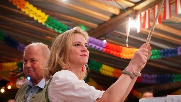 Bild zeigt Beate Meinl-Reisinger am Kiritog