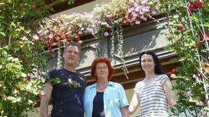 Josef, Heidi und Brigitte Kaplenig sorgen im &quot;Haus Maria&quot; in Bad Kleinkirchheim für eine Blütenpracht