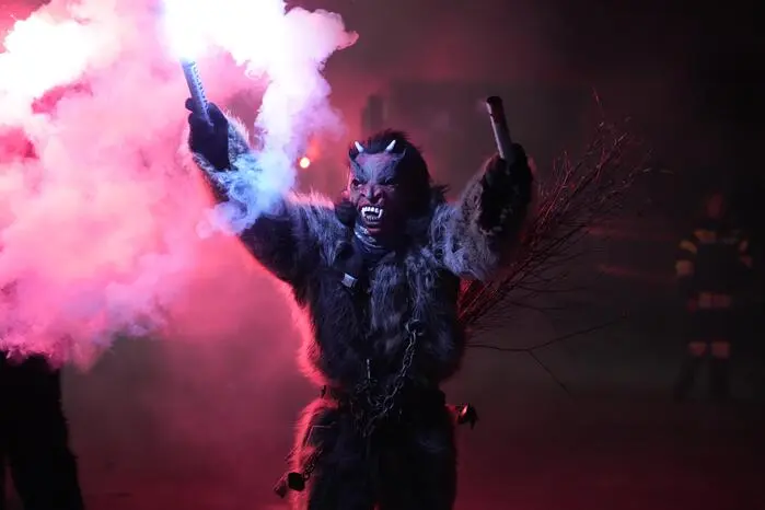 Anschließend folgten seine finsteren Gefährten: Die Krampusse zogen mit ihren Fahrzeugen auf. Highlight war das Feuerwerk, das die Besucherinnen und Besucher bestaunen konnten, ehe sich die Krampusse unter die Menge mischten.