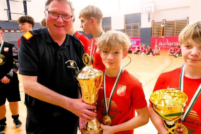 So stellten sich heuer sieben Teams der Herausforderung, den Wanderpokal mit nach Hause zu nehmen. Nach vielen spannenden und engen Gruppenspielen, die unter gutem Niveau standen, gewann die Mannschaft der Feuerwehren Jobst bei Bad Blumau das Turnier.