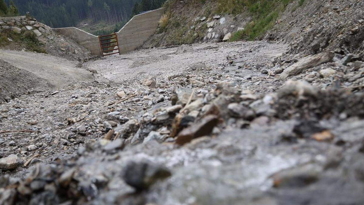 Am Tödterbach in Arnbach gibt es bereits Verbauungen. Dennoch muss noch viel Geld investiert werden. Im oberen Bereich des Wildbaches werden unter anderem 15 Becken gebaut