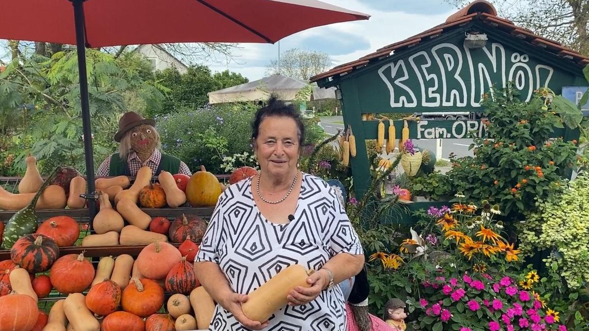 Gertrude Ornig verkauft auf ihrem Hof, den sie mit ihrem Ehemann Josef betreibt, mehr als 30 Kürbissorten. Ihre herbstliche Kürbisdekoration ist ein Hingucker und lockt viele Gäste nach Diepersdorf