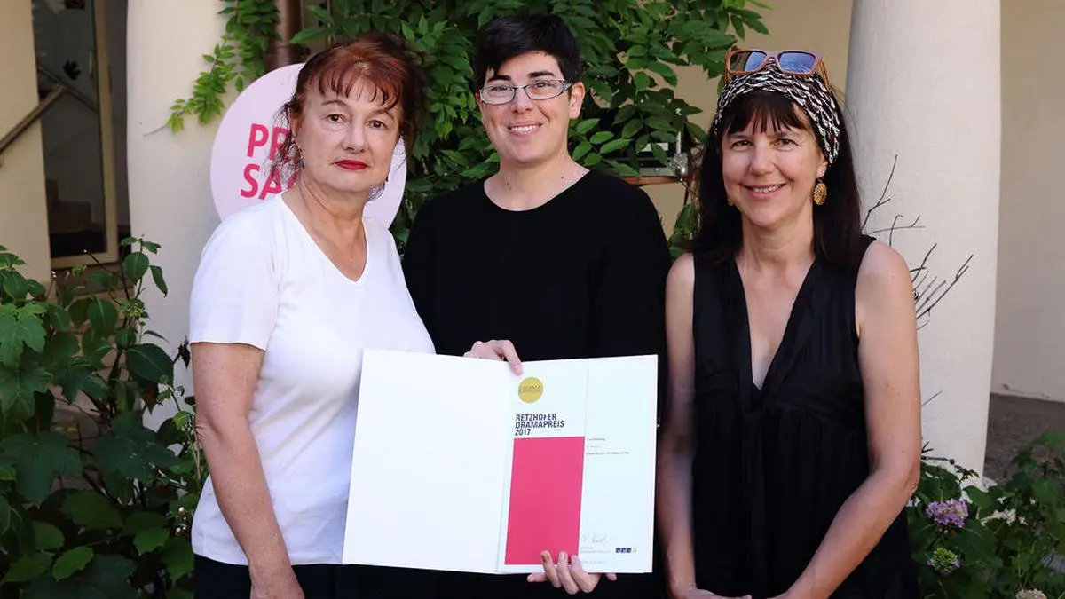 Liat Fassberg mit Jury-Sprecherin Eva-Maria-Voigtländer und Edith Draxl, künstlerische Leiterin des DRAMA FORUM von uniT