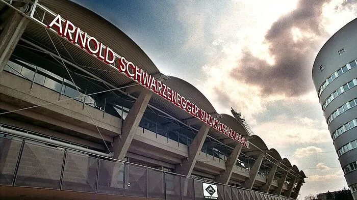 20. Juni 1997: Nachdem der Spatenstich des Stadionbaus am 9. Jänner 1995 erfolgt ist, war es Arnold Schwarzenegger persönlich, der an diesem Tag den Schriftzug des Stadionnamens persönlich enthüllte.