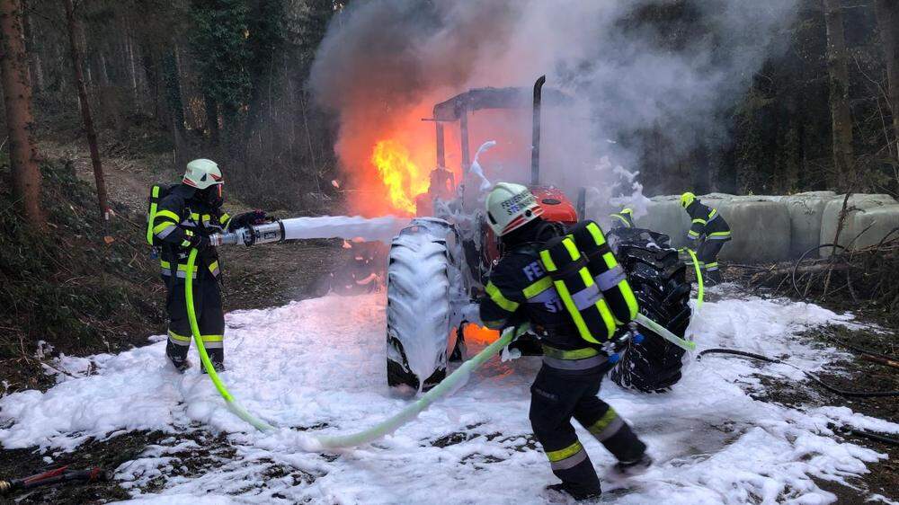 In einem Waldstück in Ligist geriet der Traktor in Brand