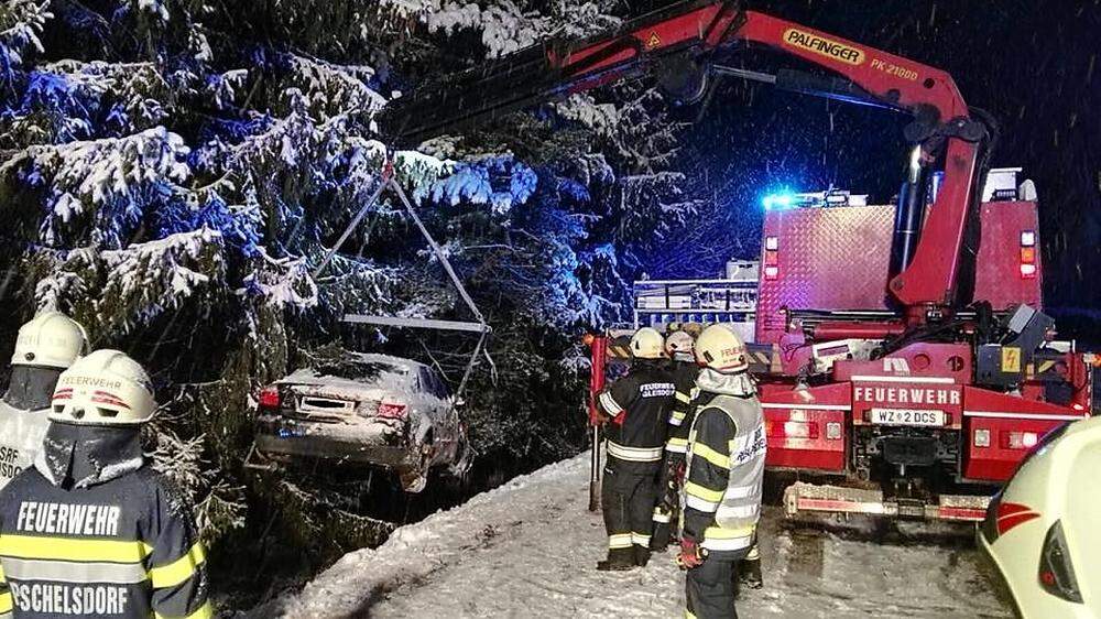 Einer von vielen Unfällen: Bei Pischelsdorf kam ein Pkw von der B52 und rutschte in ein Waldstück