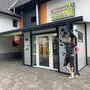 Ein Mann lehnt an einem neuen Hofladen