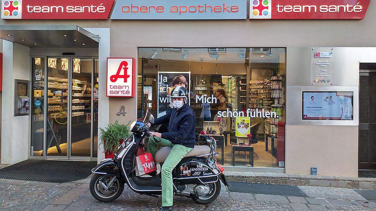 Klaus Schirmer von der Oberen Apotheke stellte mit seiner Vespa zu