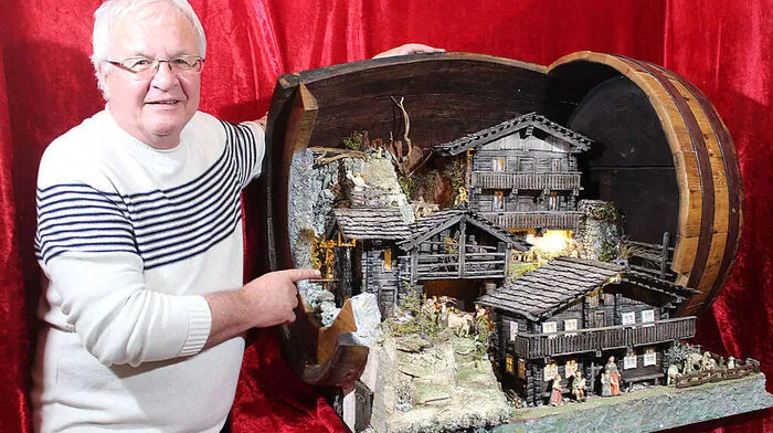   Der gebürtige Osttiroler Krippenbauer Norbert Kleinlercher füllt Holz-Weinfässer mit Szenen rund um Christi Geburt