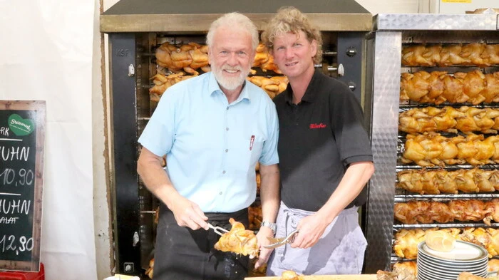 4000 Essen an einem Tag! Ja, das schaffen Alexander und Walter Motschiunig (von rechts) mit ihrem 43-köpfigen Team am Wochenende zur Wiesenmarktzeit. 