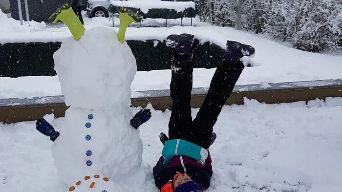 Familie Peternel aus Klagenfurt genoss sichtlich den Schneetag - meist kopfüber.