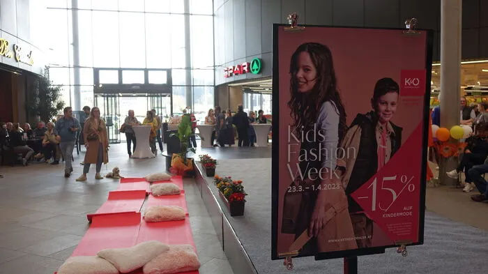 Die jungen Models konnten sich über die Facebook-Seite des WEZ für die Modenschau bewerben. "Wir haben beinahe 60 Bewerbungen bekommen", freut sich die neue WEZ-Leiterin, Nadine Schleifer. Die Kinder waren zwischen zweieinhalb und vierzehn Jahren alt