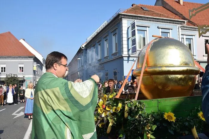 Beidem wurde im Rahmen des Erntedankfestes mit Segnung der Erntekrone der festliche Segen durch Stadtpfarrer Anton Neger erteilt, dem sich der Festgottesdienst anschloss.