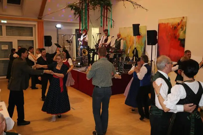 Musikalisch umrahmt wurde der Abend von der Band "Austria Express". Viele Besucher nutzten die Chance und tanzten bis in die frühen Morgenstunden.