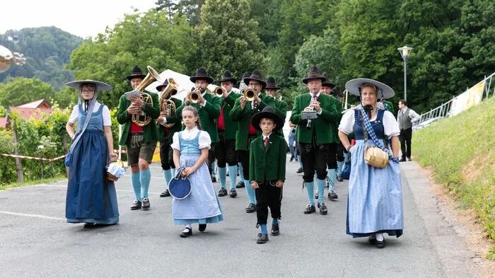Einmarsch der Marktmusikkapelle Stainz mit Kapellmeister Gottfried Spirk.
