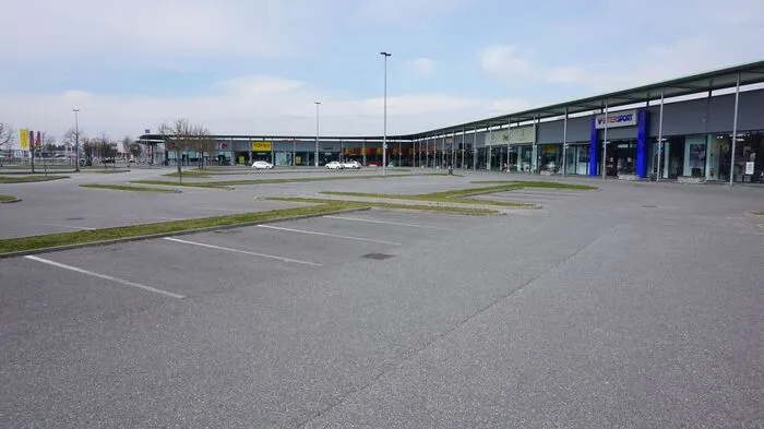 Gähnende Leere und viele freie Parkplätze im Einkaufszentrum