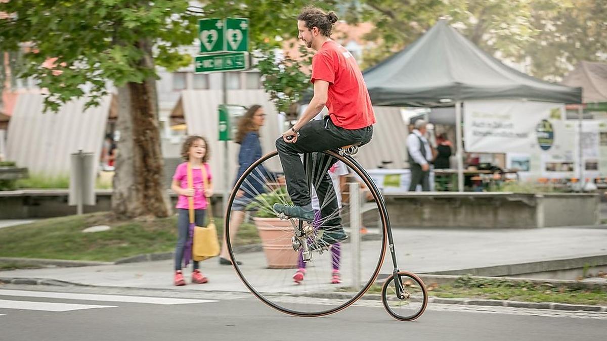 Beim Radfest gibt es auch die Möglichkeit, ein Hochrad auszuprobieren 