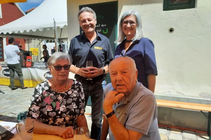 Bierbrauer Helmut Eder (2.v.l.) mit Vize-Bgm. Sabine Siegel und Festbesuchern