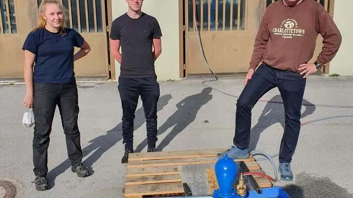 Jara Wiltschnig und Daniel Konrad gemeinsam mit ihrem Lehrer Bernhard Pertl.