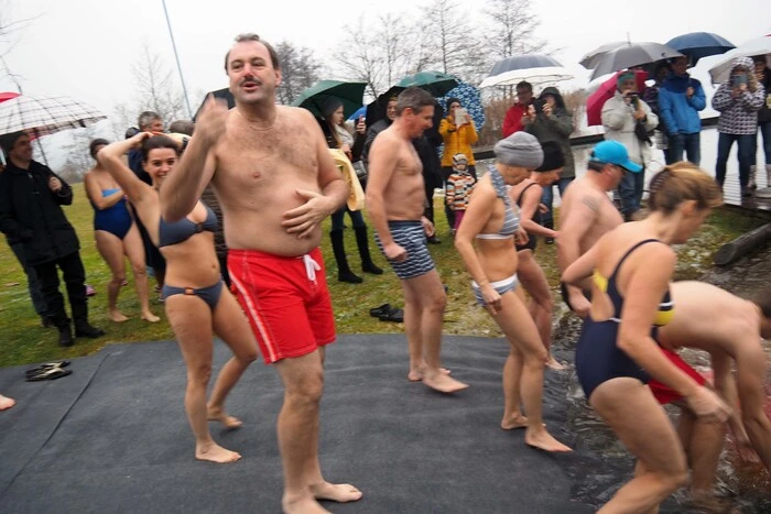 Bitte klicken Sie sich durch die Bilder. . .