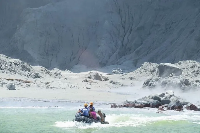 Durch die plötzliche Eruption kam mindestens einer der Ausflügler ums Leben. Befürchtet wird, dass es deutlich mehr Todesopfer geben könnte.