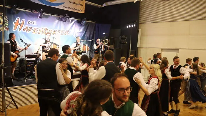 Die Hafendorfer sorgten mit flotten Klängen für eine gute Stimmung und einen vollen Tanzboden beim Herbstkränzchen der LJ Reichenfels.