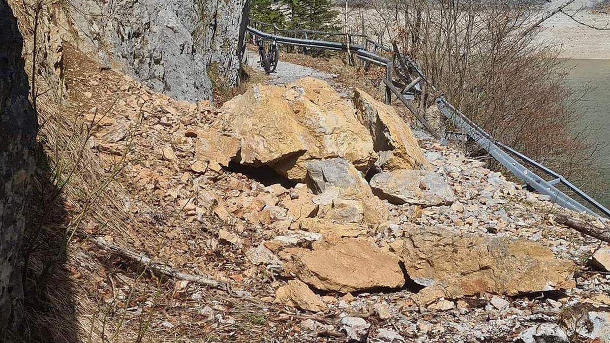 Ein massiver Felssturz verlegt derzeit die Pass Stein-Straße zwischen dem Salzkammergut und dem Ennstal. Eigentlich ist die Straße ohnehin gesperrt, sie wird aber dennoch oft genutzt.