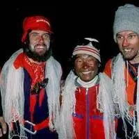 Nairz (links) kehrt nach dem Gipfelsieg am Everest ins Basislager zurück (mit Sherpa Ang Phu und Robert Schauer) 