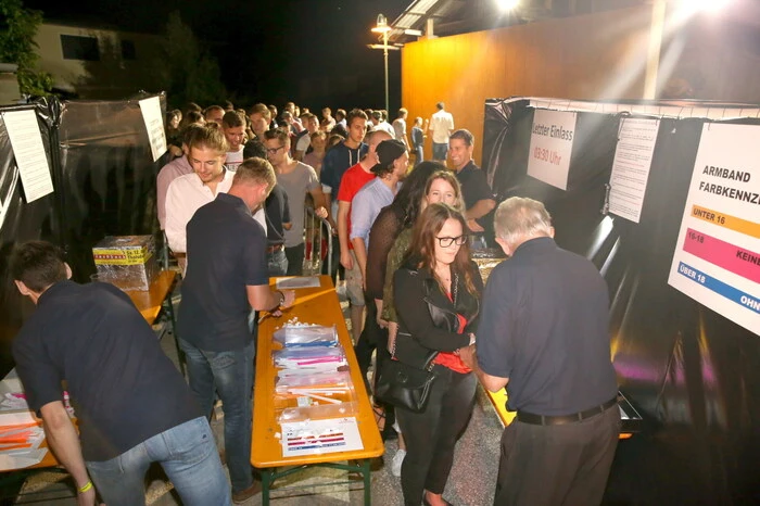 Und der Besucheransturm war vorprogrammiert. An die 1200 Besucher waren am Samstagabend gekommen, um so richtig loszulegen. 