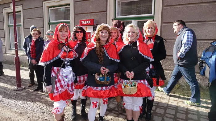 Gleich sechs Rotkäppchen mischten sich in Eisenerz unter die Zuschauer des Faschingsumzuges am Dienstag Vormittag.