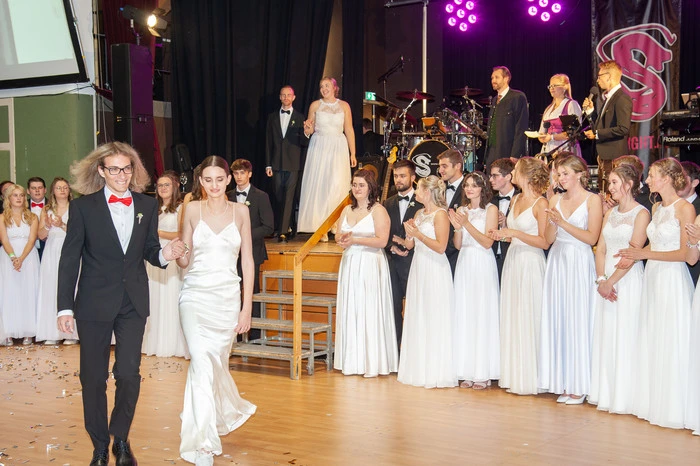 Die Maturantinnen und Maturanten durften in der Peter-Rosegger-Halle ihren Abschluss unter dem Motto "Magic Moments" zelebrieren.
