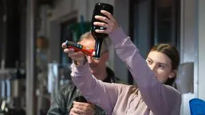 Verena Langmann kontrolliert vor dem Degorgieren, ob sich die Hefe schön im Flaschenhals abgesetzt hat