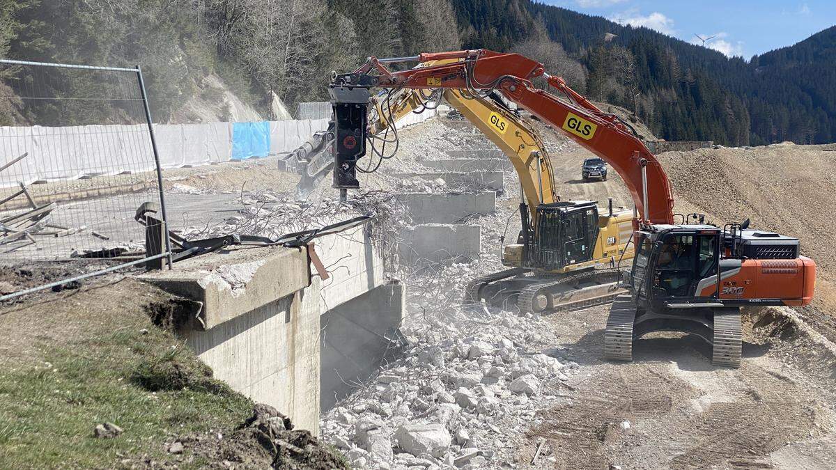 Die Waldbachbrücke am Erzberg ist mit Freitag, 7. April, endgültig abgetragen