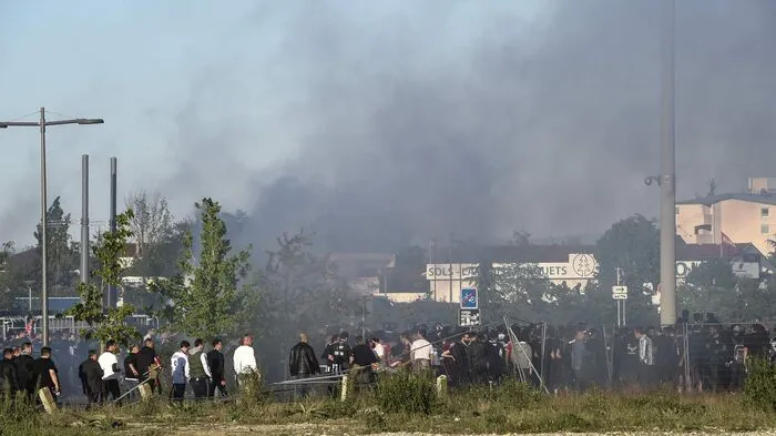 Fans von Besiktas Istanbul haben im Europa-League-Auswärtsspiel in Lyon für Ausschreitungen gesorgt.
