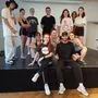 Anna Schrei, Trainerin Verein HTS und HipHop-Tänzer Sanchez Humartist mit den Workshop-Teilnehmerinnen und -Teilnehmern