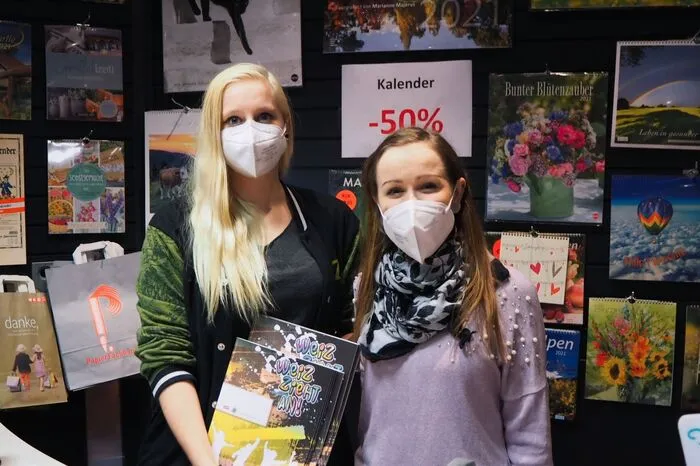 "Bei uns herrscht ein mittelmäßiger Andrang. Viele kaufen Schultaschen beziehungsweise schauen welche passen würde", sagt Lisa Hüttgraber vom Fachgeschäft Haas. (Foto v. l.: Tanja Hutter, Lisa Hüttgraber)