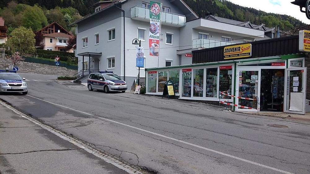 Mit einem Schreckschussrevolver überfiel der Mann diese Trafik in Ossiach