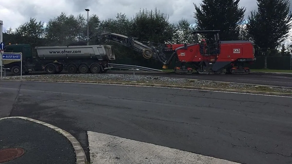 Beim Autobahnparkplatz Herzogberg Nord ist die Fräsmaschine schon in Betrieb