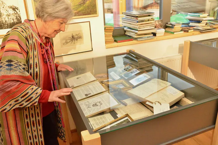 Neben Dokumenten und Aufzeichnungen aus der Gründerzeit werden in den Räumen des ÖAV-Zentrums in Mauthen eine Vielzahl an Gemälden, Fotos, eine umfangreiche Alpinliteratur und zahlreiche persönliche Utensilien von Bergsteigergenerationen gezeigt.