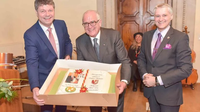 Spittals Bürgermeister Gerhard Pirih gratulierte dem Jubilar ebenso wie HLW-Direktor Adolf Lackner.
