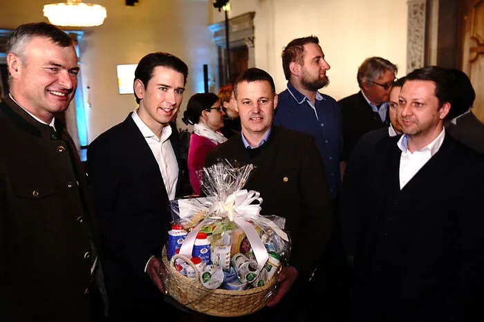 Von Reinhard Scherzer, Obmann der Kärntnermilch, (links) gab es für den Kanzler einen Geschenkkorb mit Milchprodukten und Käse.