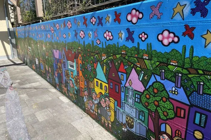 Ein Großteil der Mauer ist schon angemalt