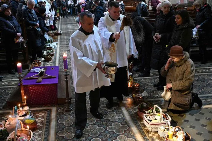 Die traditionelle Segnung der Osterspeisen in einer ukrainischen Kirche.