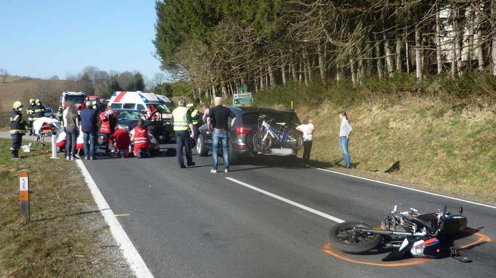Der verletzte Mopedfahrer wurde mit dem Christophorus 12 auf die Kinderstation ins LKH Graz gebracht, die verletzte Autofahrerin vom Roten Kreuz ins LKH Wagna