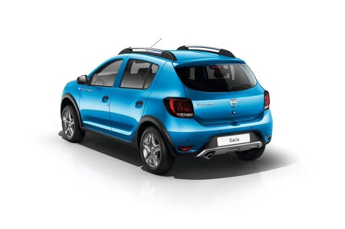 Merkmal der aufgefrischten Sandero, Sandero Stepway und Logan MCV ist das überarbeitete Frontdesign, das sich am Schwestermodell Duster orientiert. Sowohl Kühlergrill mit wabenförmigem Gitter als auch die in drei Segmente unterteilten Hauptscheinwerfer sind neu.